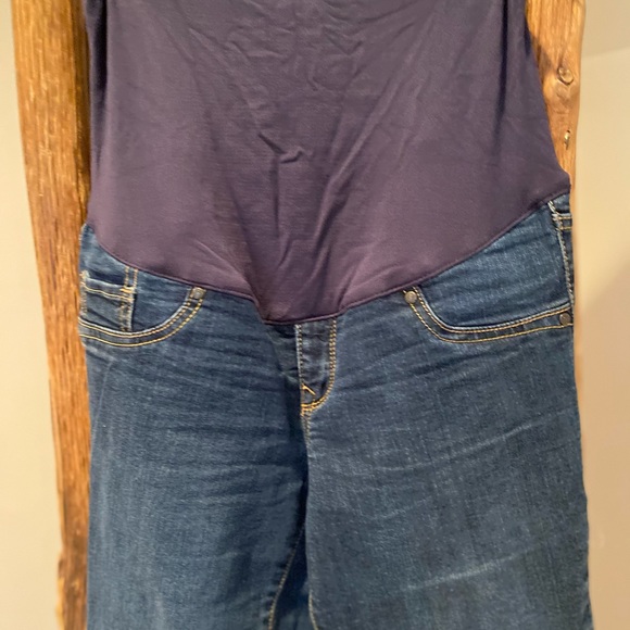 Old navy maternity jeans - Picture 2 of 5